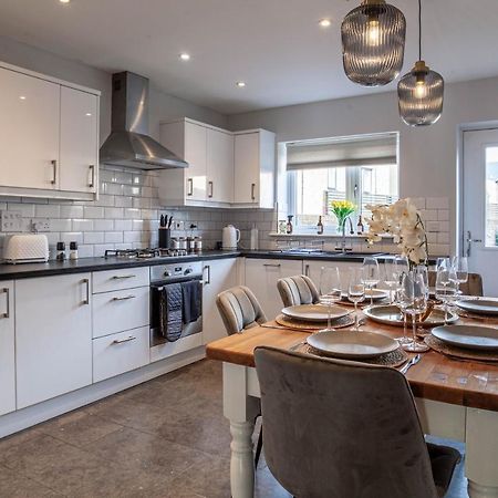 Modern 3 Bedroom House With Parking Bath Extérieur photo
