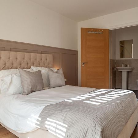 Modern 3 Bedroom House With Parking Bath Extérieur photo