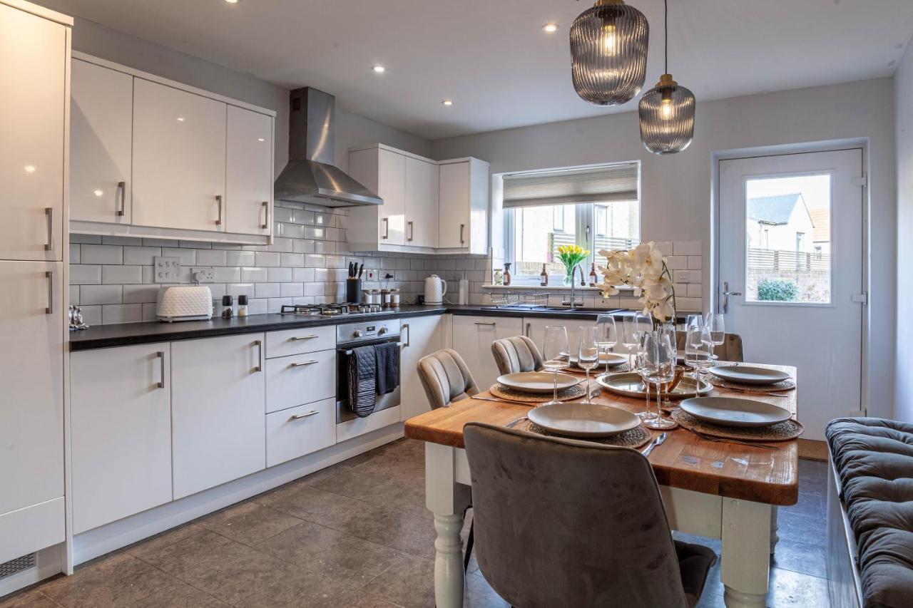 Modern 3 Bedroom House With Parking Bath Extérieur photo