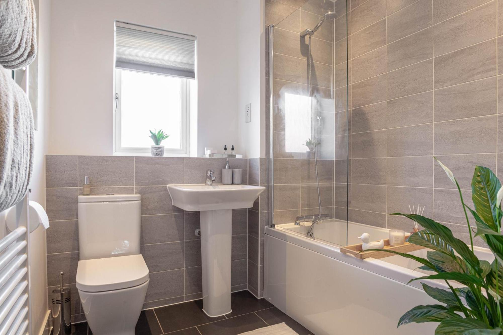 Modern 3 Bedroom House With Parking Bath Extérieur photo