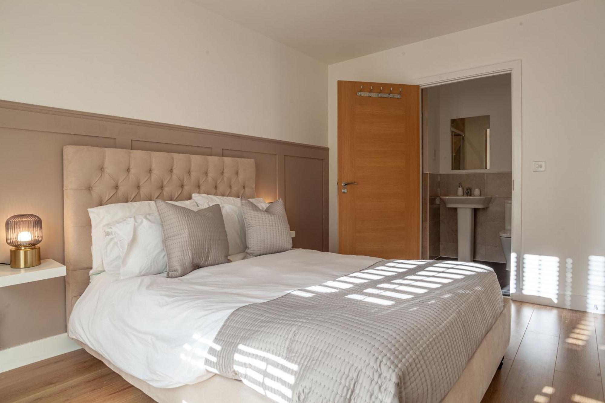 Modern 3 Bedroom House With Parking Bath Extérieur photo