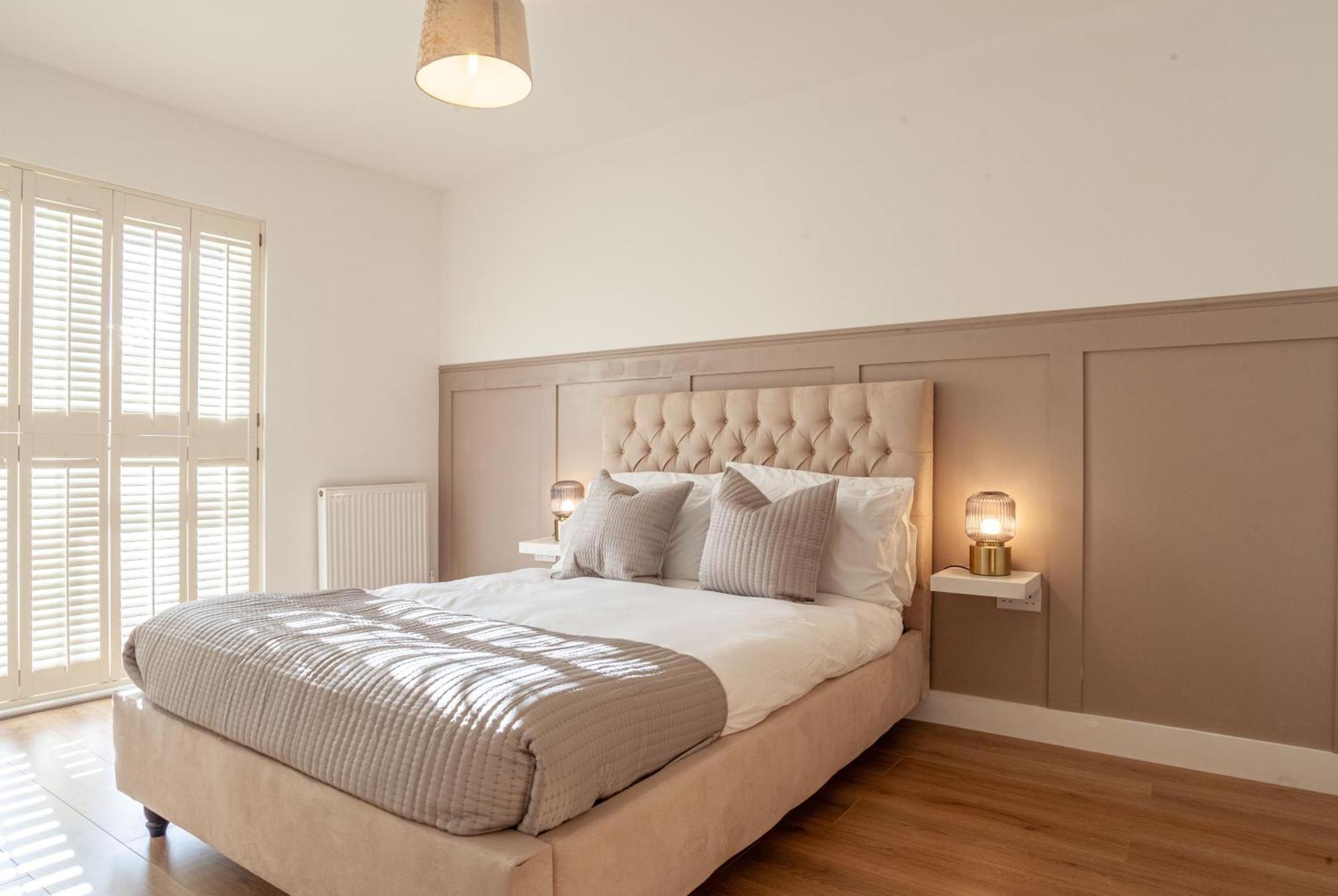 Modern 3 Bedroom House With Parking Bath Extérieur photo