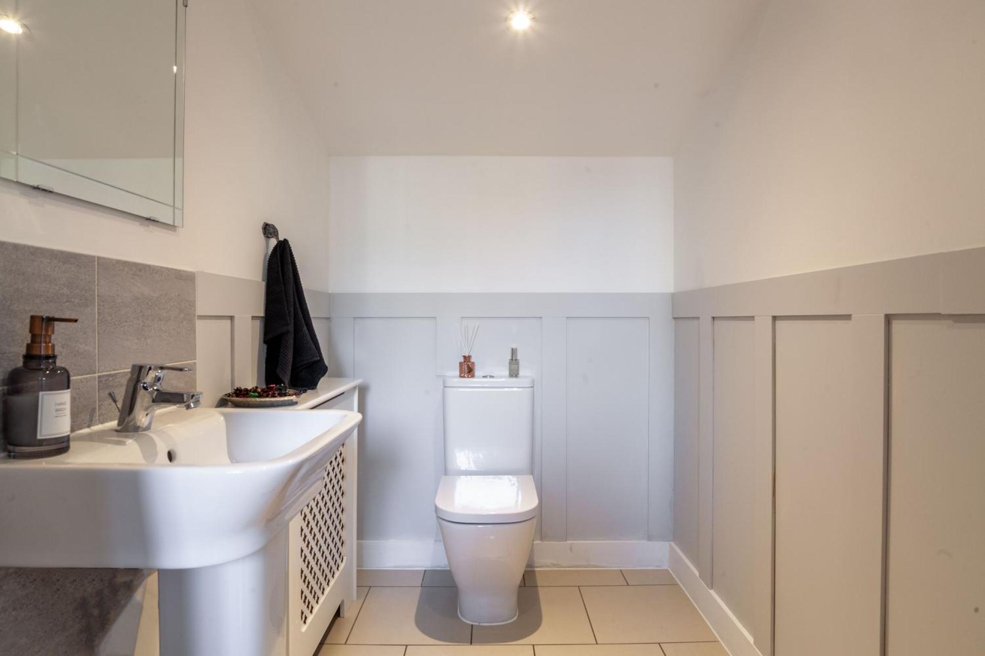 Modern 3 Bedroom House With Parking Bath Extérieur photo