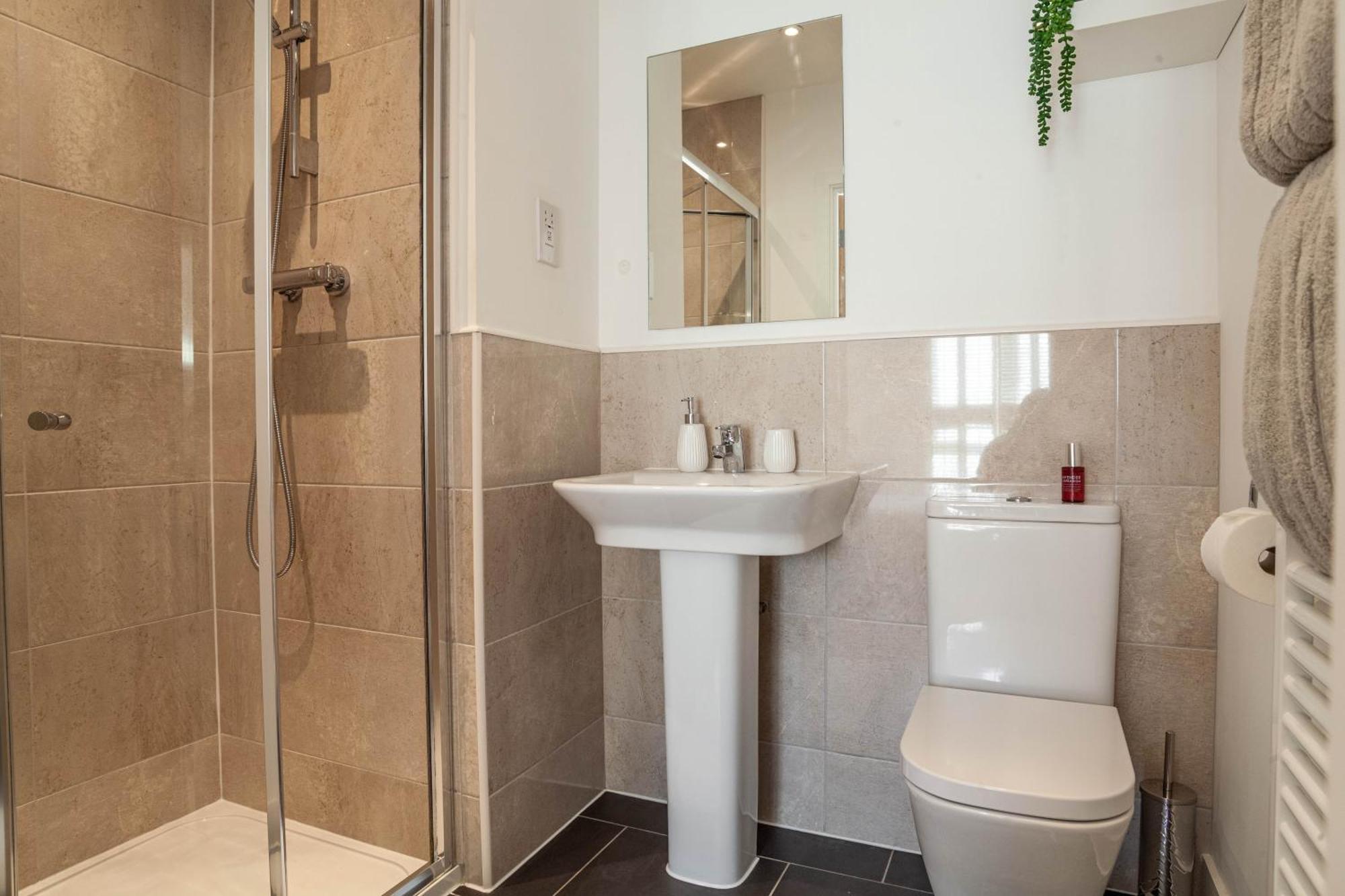 Modern 3 Bedroom House With Parking Bath Extérieur photo